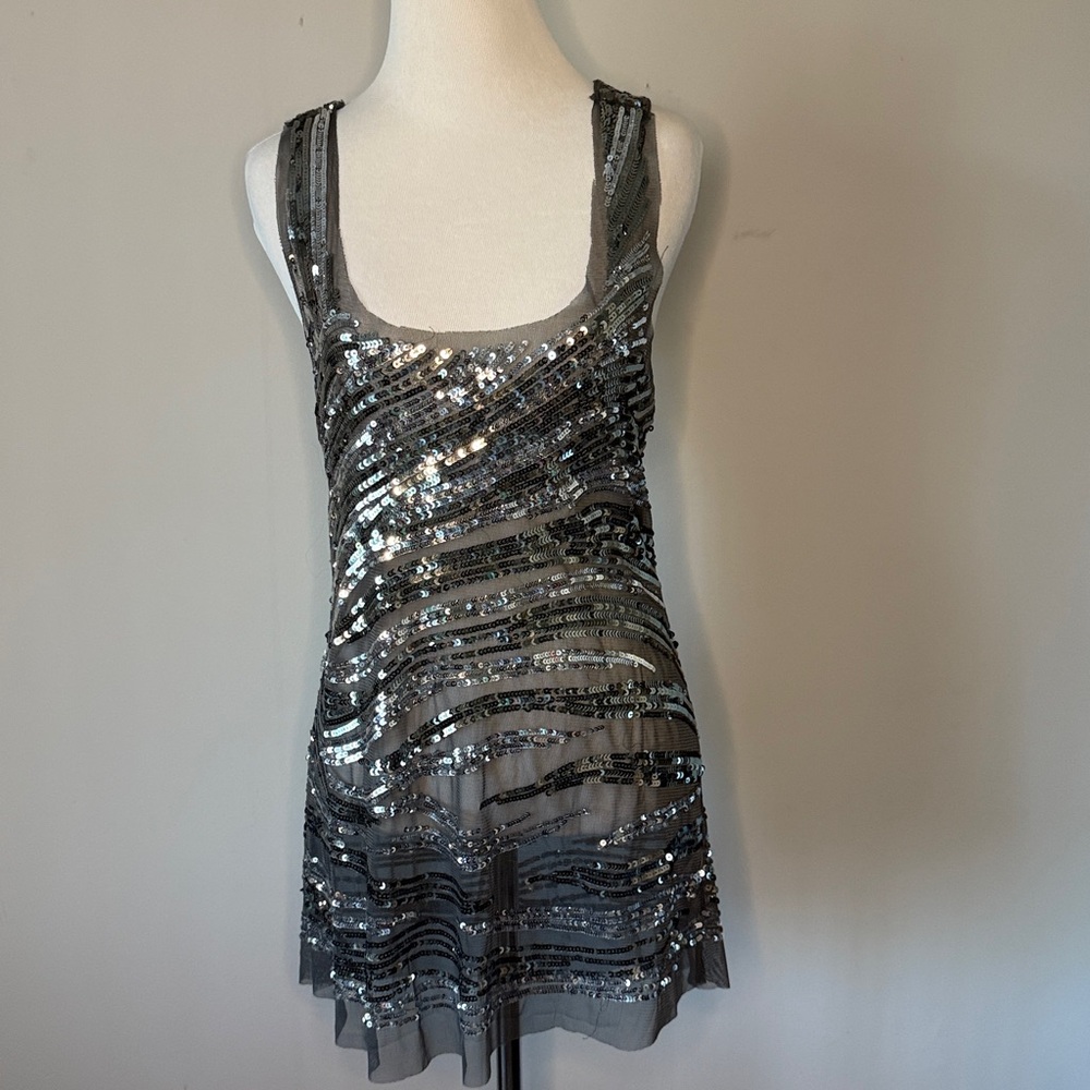 Romeo and Juliete Couture Silver Sequin Sleeveless Top Med